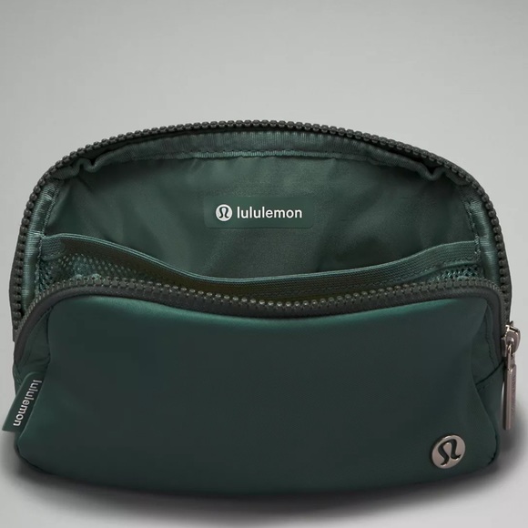 Lululemon Everywhere Belt Bag Forest Green Crossbody Bag Nwt - Picture 4 of 6